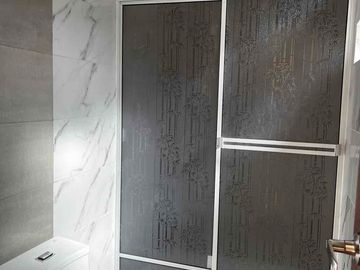 casa en venta a estrenar con 2 locales y departamentos ubicada en misicata baños