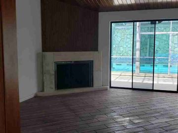 HERMOSA CASA CON PISCINA EN CAMPO ALEGRE 5 DORMITORIOS RENTA O VENTA.