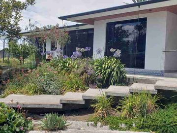 HERMOSA CASA CON PISCINA EN CAMPO ALEGRE 5 DORMITORIOS RENTA O VENTA.