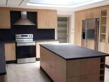 HERMOSA CASA CON PISCINA EN CAMPO ALEGRE 5 DORMITORIOS RENTA O VENTA.