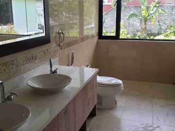 HERMOSA CASA CON PISCINA EN CAMPO ALEGRE 5 DORMITORIOS RENTA O VENTA.