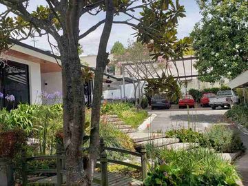 HERMOSA CASA CON PISCINA EN CAMPO ALEGRE 5 DORMITORIOS RENTA O VENTA.