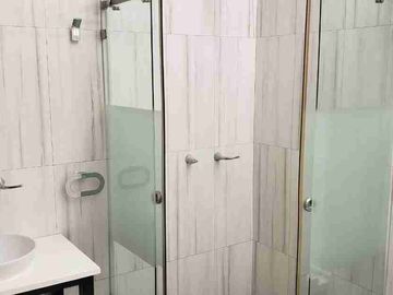 HERMOSA CASA CON PISCINA EN CAMPO ALEGRE 5 DORMITORIOS RENTA O VENTA.