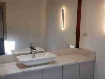 HERMOSA CASA CON PISCINA EN CAMPO ALEGRE 5 DORMITORIOS RENTA O VENTA.