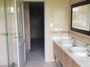 HERMOSA CASA CON PISCINA EN CAMPO ALEGRE 5 DORMITORIOS RENTA O VENTA.