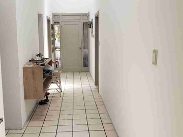 HERMOSA CASA CON PISCINA EN CAMPO ALEGRE 5 DORMITORIOS RENTA O VENTA.