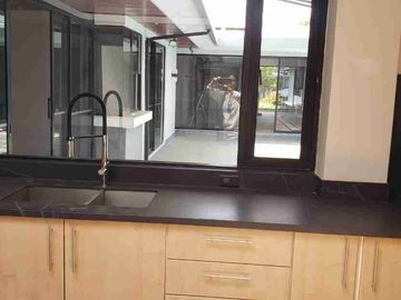 HERMOSA CASA CON PISCINA EN CAMPO ALEGRE 5 DORMITORIOS RENTA O VENTA.