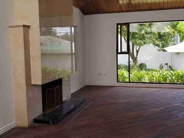 HERMOSA CASA CON PISCINA EN CAMPO ALEGRE 5 DORMITORIOS RENTA O VENTA.