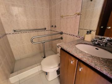 ALQUILO - DEPARTAMENTO PLANTA BAJA - 2 DORMITORIOS 2 BAÑOS - SALA COMEDOR - COCINA - DORMITORIO SERVICIO - ÁREA SOCIAL