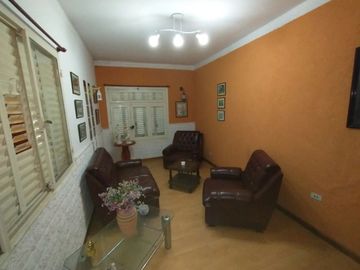 CASA DE DOS DORMITORIOS - PARQUE AL FONDO - EXCELENTE UBICACIÓN