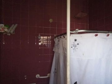 CASA CON AMPLIO LOTE LIBRE