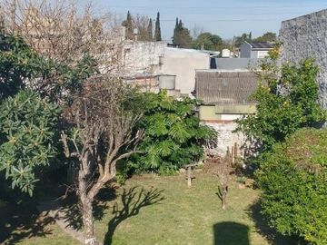 CASA CON AMPLIO LOTE LIBRE