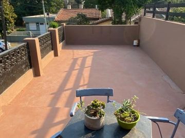 DOS CASAS EN PH - DEPTO AL FONDO - PISCINA Y TERRAZA
