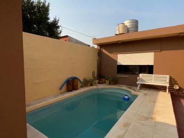 DOS CASAS EN PH - DEPTO AL FONDO - PISCINA Y TERRAZA