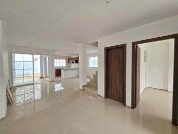 Venta de Casa Esquinera por Estrenar, de 3 dormitorios y amplio Patio - Urbanización Terranostra, Vía a La Costa