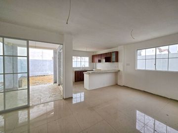 Venta de Casa Esquinera por Estrenar, de 3 dormitorios y amplio Patio - Urbanización Terranostra, Vía a La Costa