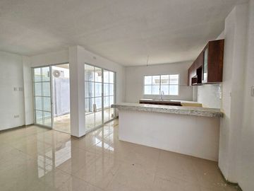 Venta de Casa Esquinera por Estrenar, de 3 dormitorios y amplio Patio - Urbanización Terranostra, Vía a La Costa