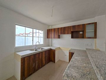 Venta de Casa Esquinera por Estrenar, de 3 dormitorios y amplio Patio - Urbanización Terranostra, Vía a La Costa