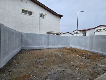 Venta de Casa Esquinera por Estrenar, de 3 dormitorios y amplio Patio - Urbanización Terranostra, Vía a La Costa