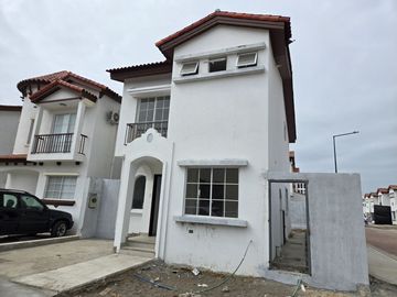 Venta de Casa Esquinera por Estrenar, de 3 dormitorios y amplio Patio - Urbanización Terranostra, Vía a La Costa