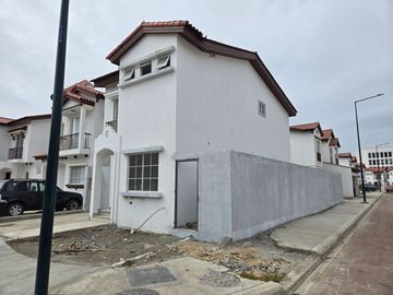 Venta de Casa Esquinera por Estrenar, de 3 dormitorios y amplio Patio - Urbanización Terranostra, Vía a La Costa