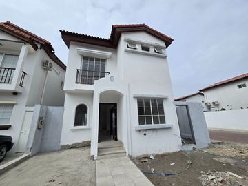 Venta de Casa Esquinera por Estrenar, de 3 dormitorios y amplio Patio - Urbanización Terranostra, Vía a La Costa
