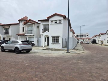 Venta de Casa Esquinera por Estrenar, de 3 dormitorios y amplio Patio - Urbanización Terranostra, Vía a La Costa