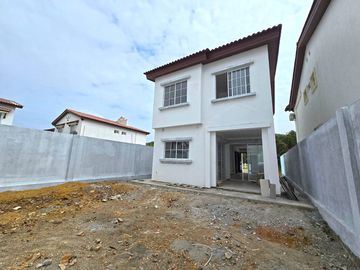 Venta de Casa Esquinera por Estrenar, de 3 dormitorios y amplio Patio - Urbanización Terranostra, Vía a La Costa