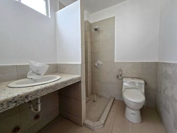 Venta de Casa Esquinera por Estrenar, de 3 dormitorios y amplio Patio - Urbanización Terranostra, Vía a La Costa