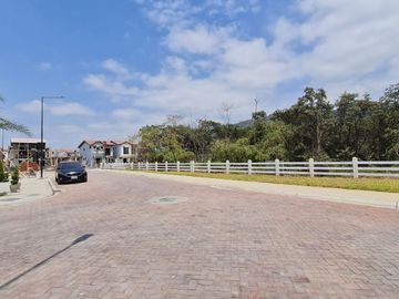 Venta de Casa Esquinera por Estrenar, de 3 dormitorios y amplio Patio - Urbanización Terranostra, Vía a La Costa