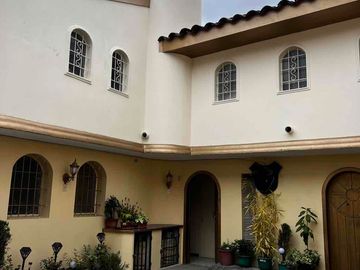 casa en venta súper bien ubicada en la calle larga sector san Blas huaynacapac