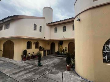 casa en venta súper bien ubicada en la calle larga sector san Blas huaynacapac