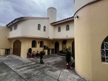 casa en venta súper bien ubicada en la calle larga sector san Blas huaynacapac