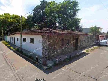 VENDO CASA EN ESQUINA, FRENTE ESCUELA