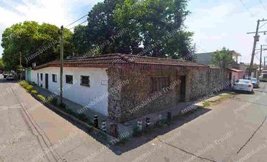 VENDO CASA EN ESQUINA, FRENTE ESCUELA