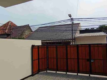 Rumah 2 lantai siap huni di jatiwaringin