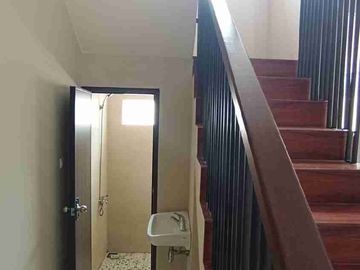 Rumah 2 lantai siap huni di jatiwaringin