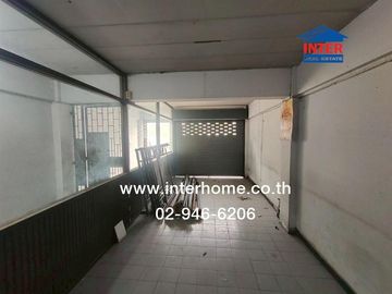 Commercial building, 5 floors, 44 sq m, P. Thana Tower, Soi Lat Phrao 58/1, Lat Phrao Road, Wang Thonglang District, Bangkok