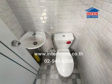 Commercial building, 5 floors, 44 sq m, P. Thana Tower, Soi Lat Phrao 58/1, Lat Phrao Road, Wang Thonglang District, Bangkok