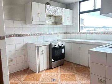 Vendo departamento 3 dormitorios, estudio, sector El Inca y 6 de diciembre