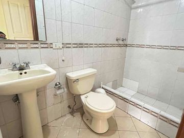 Vendo departamento 3 dormitorios, estudio, sector El Inca y 6 de diciembre