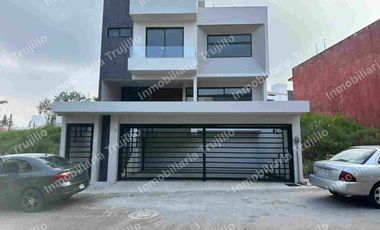 VENDO CASA CON DOBLE ACCESO EN MORADA DEL QUETZAL A LA SALIDA A VERACRUZ, EN FRACC PRIVADO