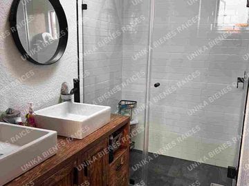 CASA AMPLIA Y MODERNA EN PRIVADA TRANQUILA CON SEGURIDAD RECIÉN REMODELADA
