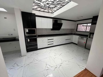 OPORTUNIDAD DE INVERSIÓN!! DEPARTAMENTO CON JARDÍN Y PARQUEADERO PARA 4 VEHÍCULOS