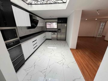 OPORTUNIDAD DE INVERSIÓN!! DEPARTAMENTO CON JARDÍN Y PARQUEADERO PARA 4 VEHÍCULOS