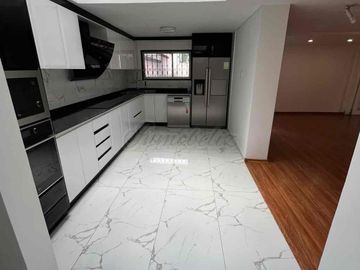 OPORTUNIDAD DE INVERSIÓN!! DEPARTAMENTO CON JARDÍN Y PARQUEADERO PARA 4 VEHÍCULOS