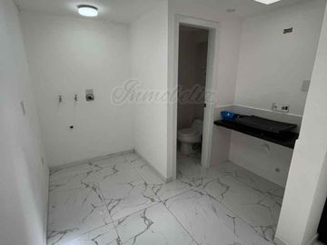 OPORTUNIDAD DE INVERSIÓN!! DEPARTAMENTO CON JARDÍN Y PARQUEADERO PARA 4 VEHÍCULOS