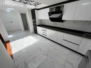 OPORTUNIDAD DE INVERSIÓN!! DEPARTAMENTO CON JARDÍN Y PARQUEADERO PARA 4 VEHÍCULOS