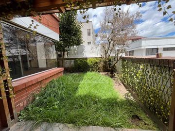 OPORTUNIDAD DE INVERSIÓN!! DEPARTAMENTO CON JARDÍN Y PARQUEADERO PARA 4 VEHÍCULOS