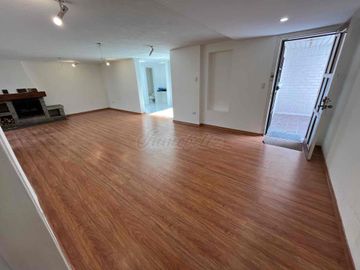 OPORTUNIDAD DE INVERSIÓN!! DEPARTAMENTO CON JARDÍN Y PARQUEADERO PARA 4 VEHÍCULOS